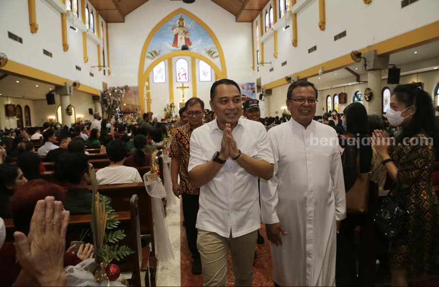 Wali Kota Surabaya Eri Cahyadi meninjau 3 gereja pada malam Natal 2023, Minggu (24/12/2023).