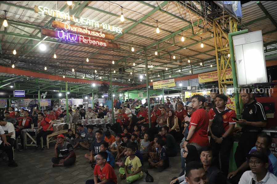 Wali Kota Surabaya, Eri Cahyadi saat nobar Timnas Indonesia di SWK Dharmahusada.