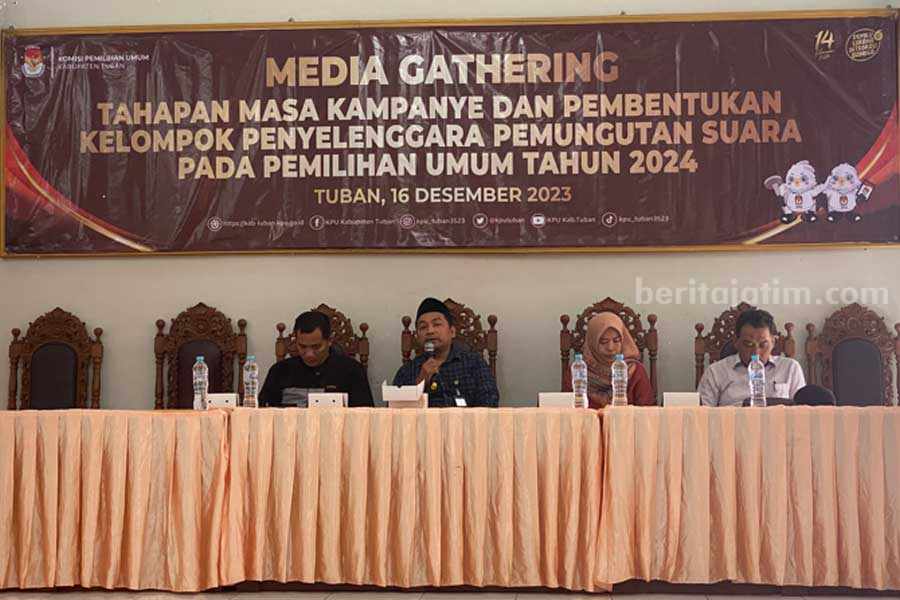 Ketua KPU Tuban bersama Ketua PWI dan RPS. [foto: Diah Ayu/beritajatim.com ]