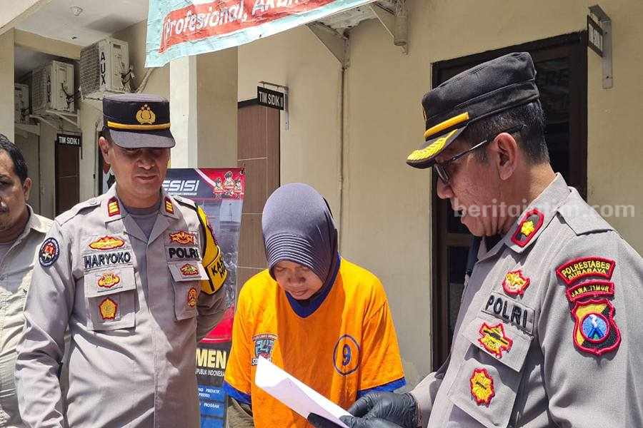 Riyanti (tengah) saat dirilis di Polsek Sukolilo diapit oleh Kasihumas Polrestabes Surabaya, AKP Haryoko Widhi (kiri) dan Kapolsek Sukolilo Kompol Made (kanan). (Foto/ist).