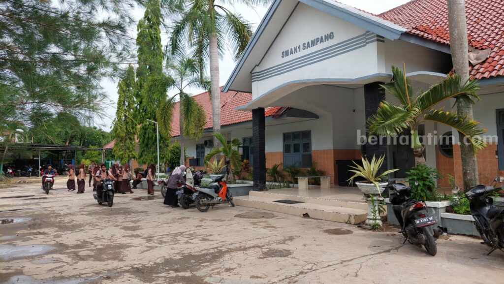 Situasi di Sekolah Menengah Atas Negeri 1 Sampang (Foto: Zamachsari/beritajatim.com)