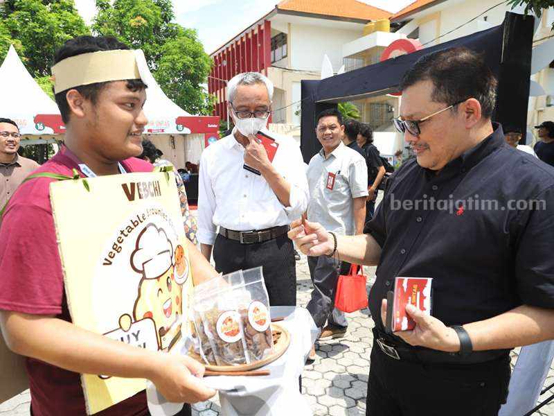 Rektor Untag Surabaya Prof Mulyanto Nugroho meninjau stand produk pada Demo Day Wirausaha Merdeka.
