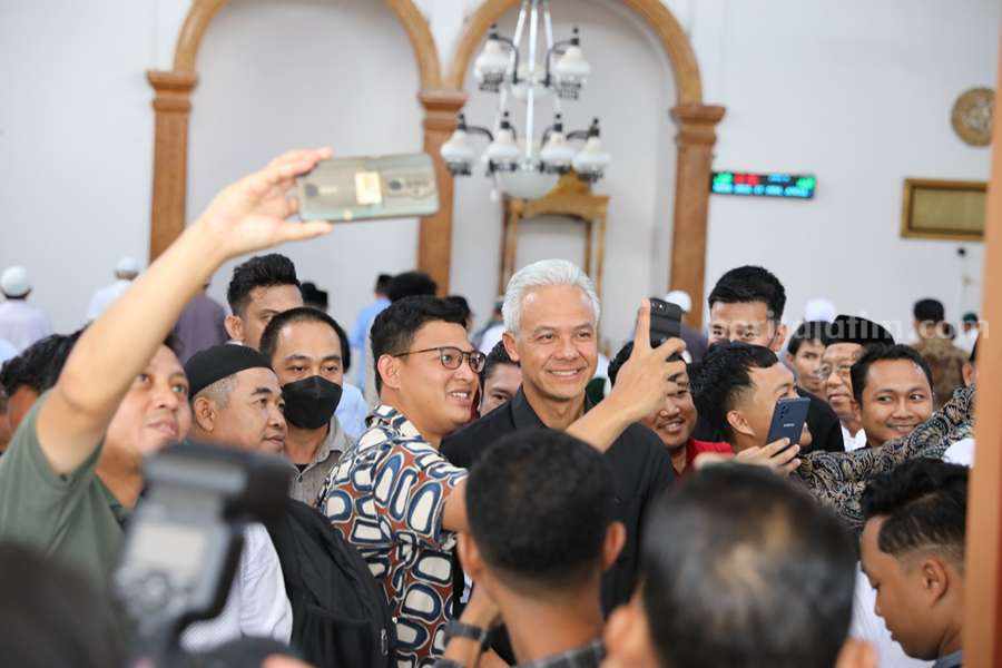 Begini Cara Ganjar Turunkan Angka Stunting di NTT Caption: Capres Ganjar Pranowo bertemu masyarakat NTT