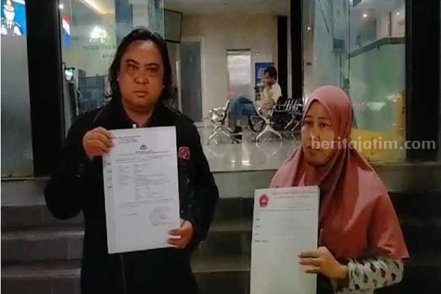 Dituduh Geber-Geber Motor, Siswa SMK Surabaya Dipukuli Dodik Firmansyah (kiri) bersama ibu korban, Sumiati (kanan) saat melaporkan tindak kekerasan yang dialami oleh MA (16) di Polrestabes Surabaya.