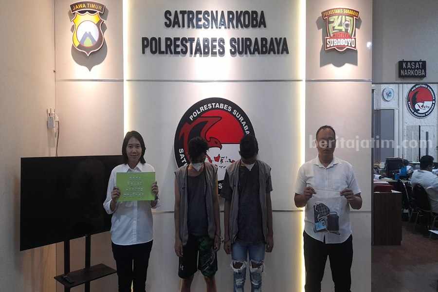 Fauzi dan Hadi saat diamankan di Polrestabes Surabaya.