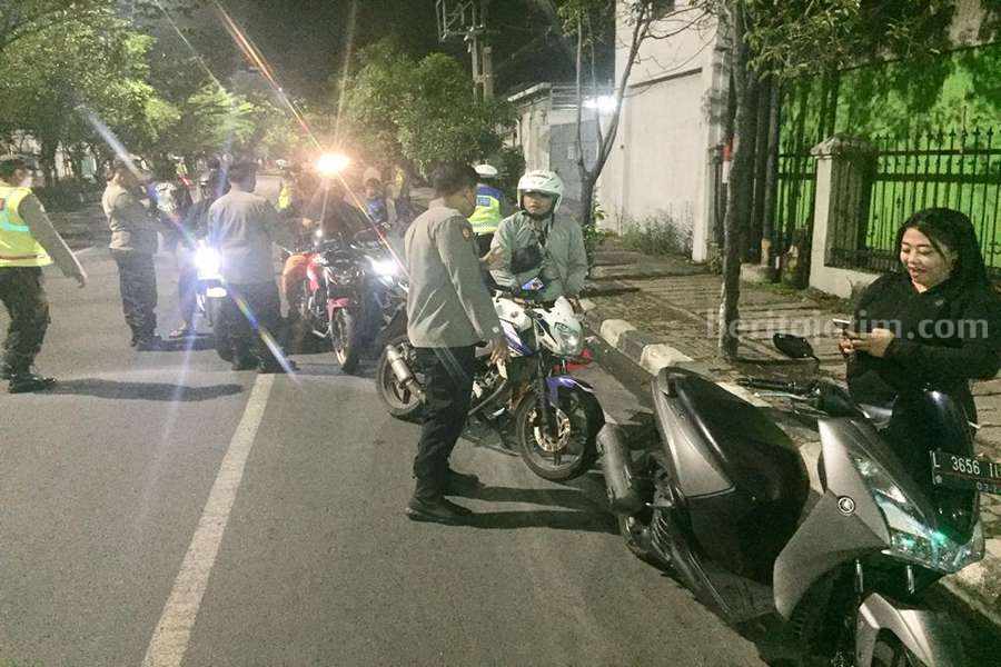 Petugas kepolisian gabungan dari Rayon 1 Polsek Surabaya yang melakukan pemeriksaan kepada masyarakat, Minggu (03/12/2023). (Foto/ist).