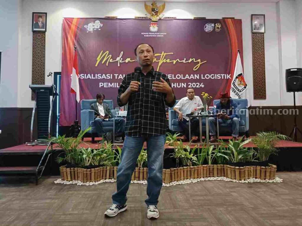 KPU Gresik Kelola Logistik Sebelum Dikirim ke TPS Ketua KPU Kabupaten Gresik Akhmad Roni saat memaparkan kesiapan logistik dihadapan wartawan