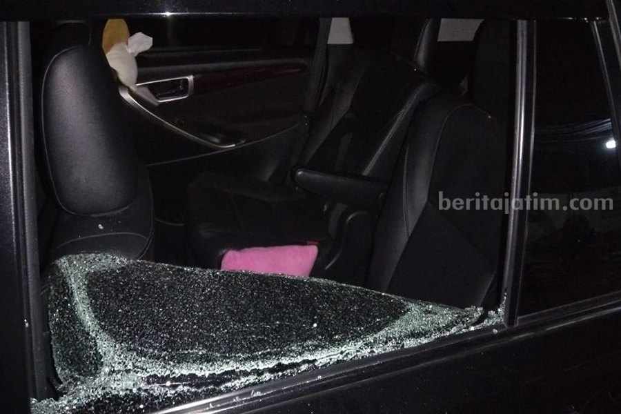 Salah satu mobil yang menjadi sasaran bandit pecah kaca di Surabaya.