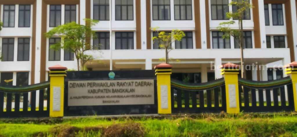 8 Mantan Anggota DPRD Bangkalan Diduga Belum Kembalikan Mobil Dinas Gedung DPRD Bangkalan (Foto: Zamachsari/beritajatim.com)