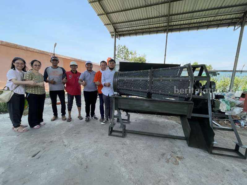 Tim Dosen UK Petra Serahkan Mesin Ayak Rajangan Sampah di Mojoagung Jombang Tim hibah UK Petra Surabaya bersama warga Mojotrisno saat mencoba alat pengayak rajangan sampah.