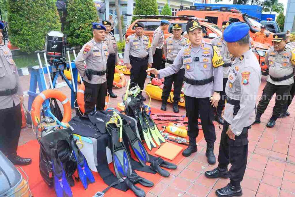 Aparat Kepolisian Gresik Siaga Hadapi Bencana Alam Foto Kapolres Gresik AKBP Adhitya Panji Anom saat mengecak peralatan anggota di lapangan