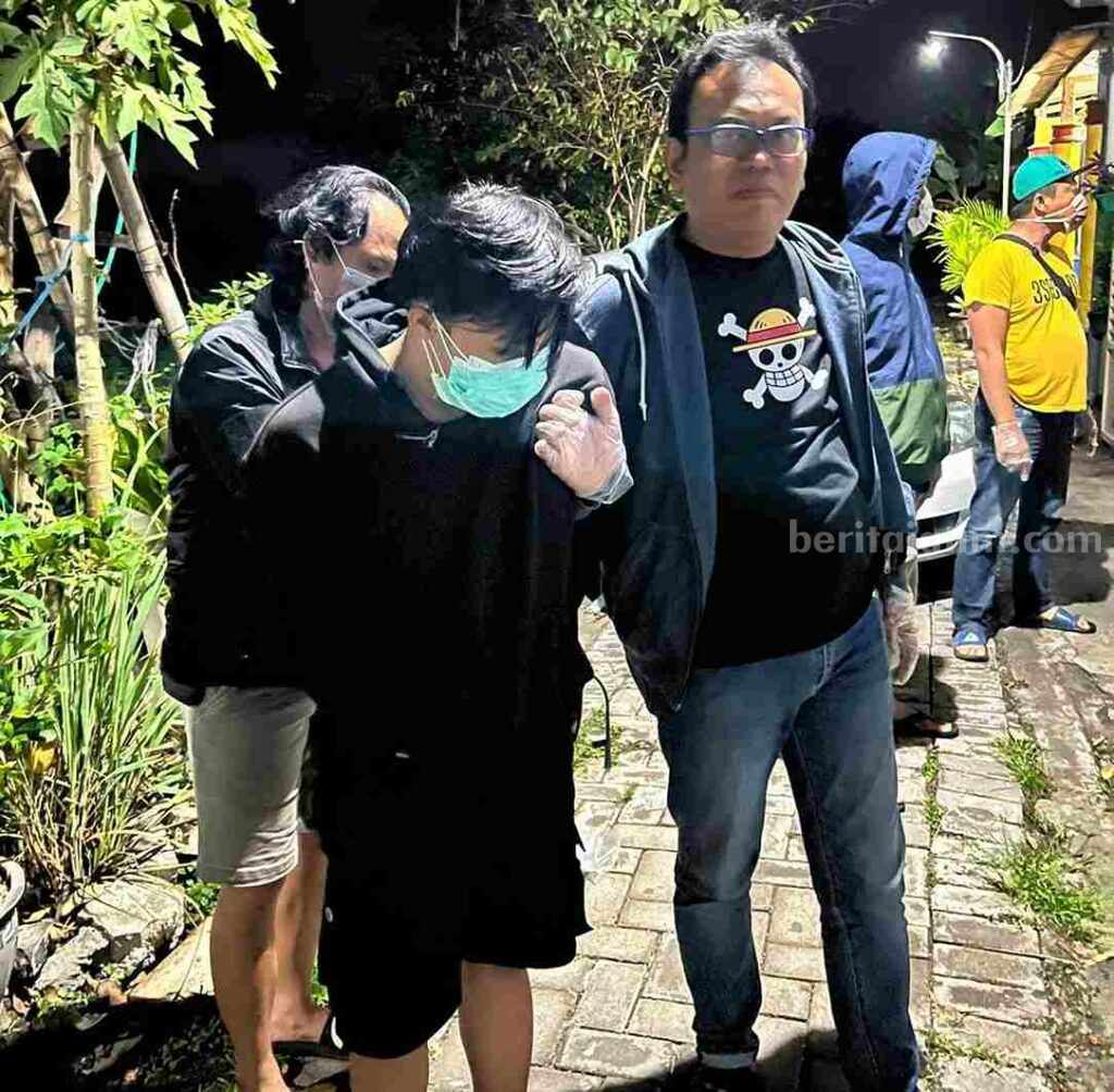 Foto dua pelaku kasus pembunuhan saat diamankan anggota buser Satreskrim Polres Gresik