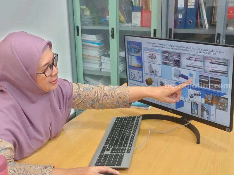 Guru Besar ITS Surabaya Kembangkan Peredam Getaran Prof Dr Wiwiek Hendrowati ST MT menjelaskan proses pemotongan pada boring bar dengan DVA.