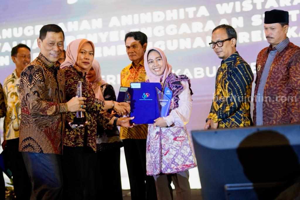 Wali Kota Mojokerto Ika Puspitasari saat menerima penghargaan pada, Senin (4/12/2023) kemarin. [Foto : ist]