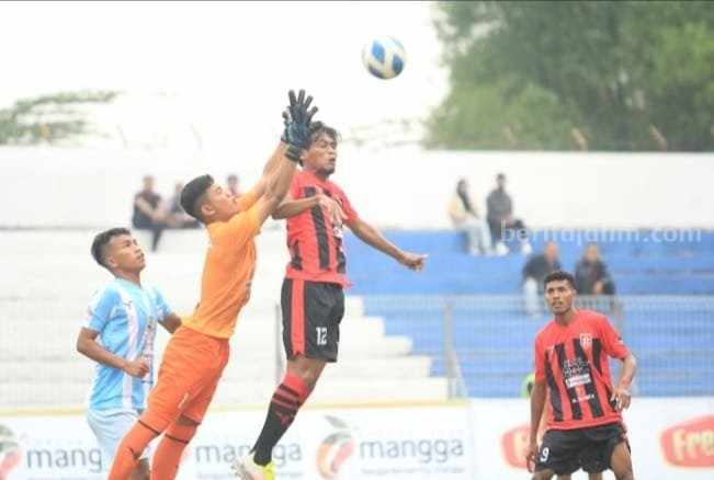 Pertandingan PSMP menjamu Persenga Nganjuk di Stadion Gajah Mada Kecamatan Mojosari, Kabupaten Mojokerto. [Foto : ist]