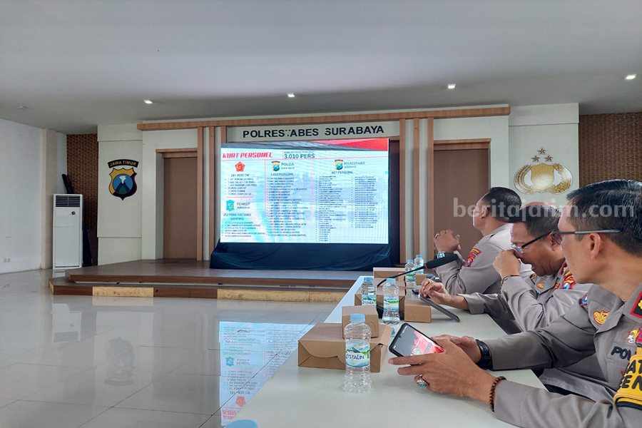 Petugas kepolisian saat rapat koordinasi pengamanan laga Persebaya vs Persija.