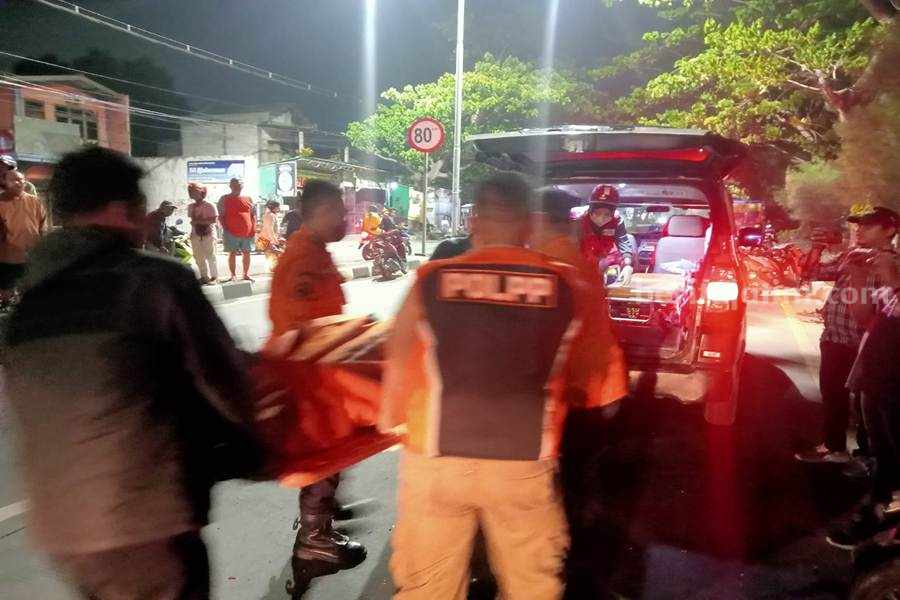 Petugas saat mengevakuasi jenazah Adam Malik warga Bangkalan yang tewas karena menabrak truk, Selasa (05/12/2023). (Foto/ist).