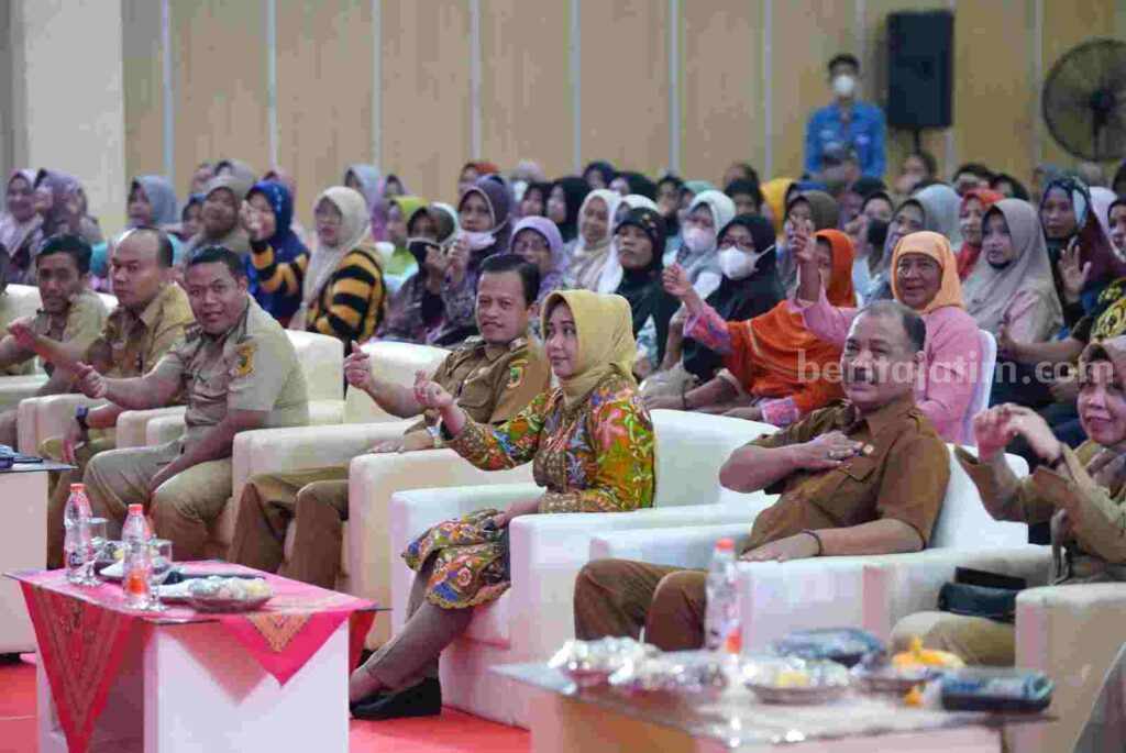 Wali Kota Mojokerto, Ika Puspitasari saat sosialisasi Bansos di Hall Prajna Wijaya MPP Gajah Mada Kota Mojokerto. [Foto : ist]