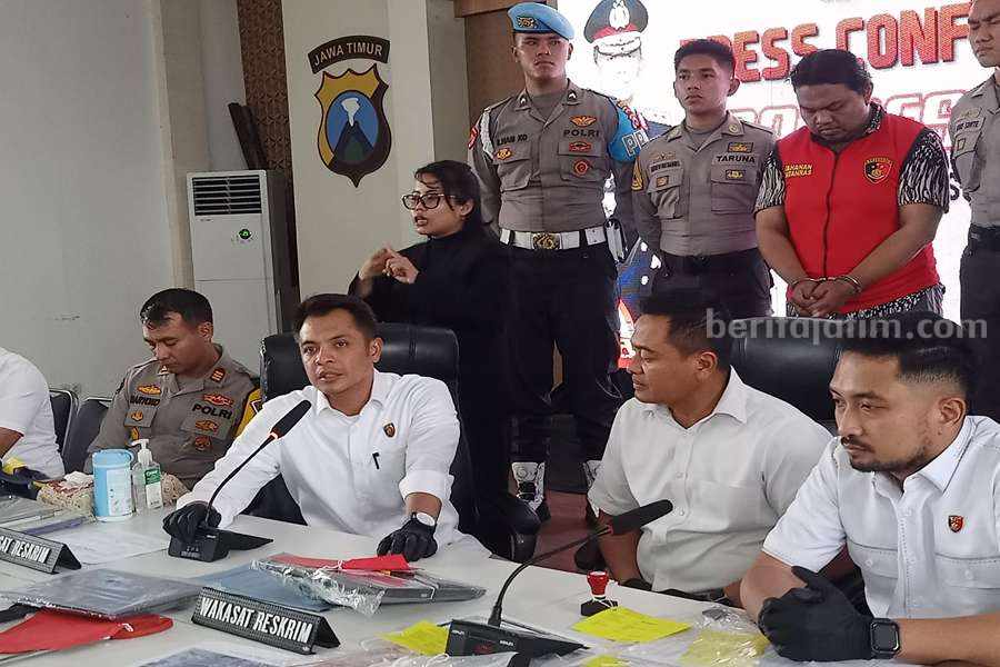 Pelaku VJ (rompi merah) saat dirilis di Polrestabes Surabaya, Selasa (05/12/2023). (Foto/ist).