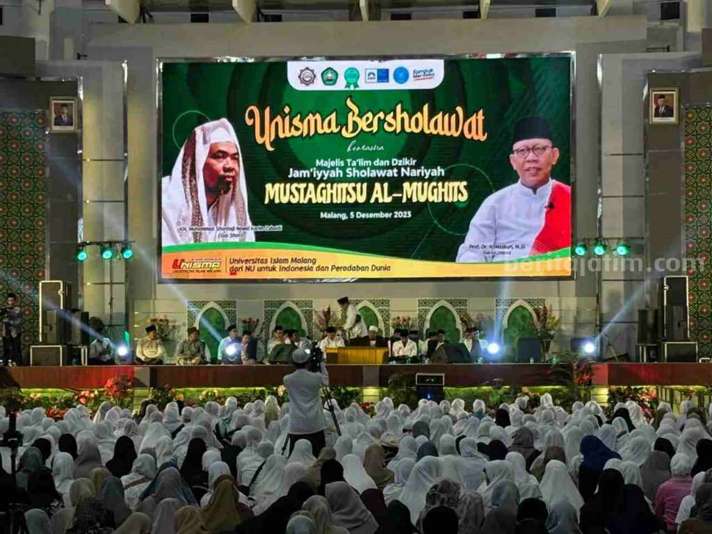Unisma Hadirkan Gus Shon dan Ratusan Jam’iyyah Sholawat Ratusan Jam'iyyah Sholawat Nariyah Mustaghitsu Al Mughits memadati gedung bundar Unisma (Foto: Dani Alifian/beritajatim.com)