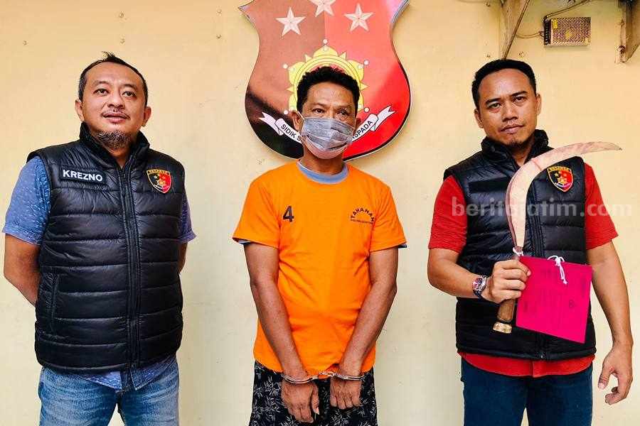 Tersangka IS (tengah) saat diamankan di Polsek Genteng. (Foto/ist).