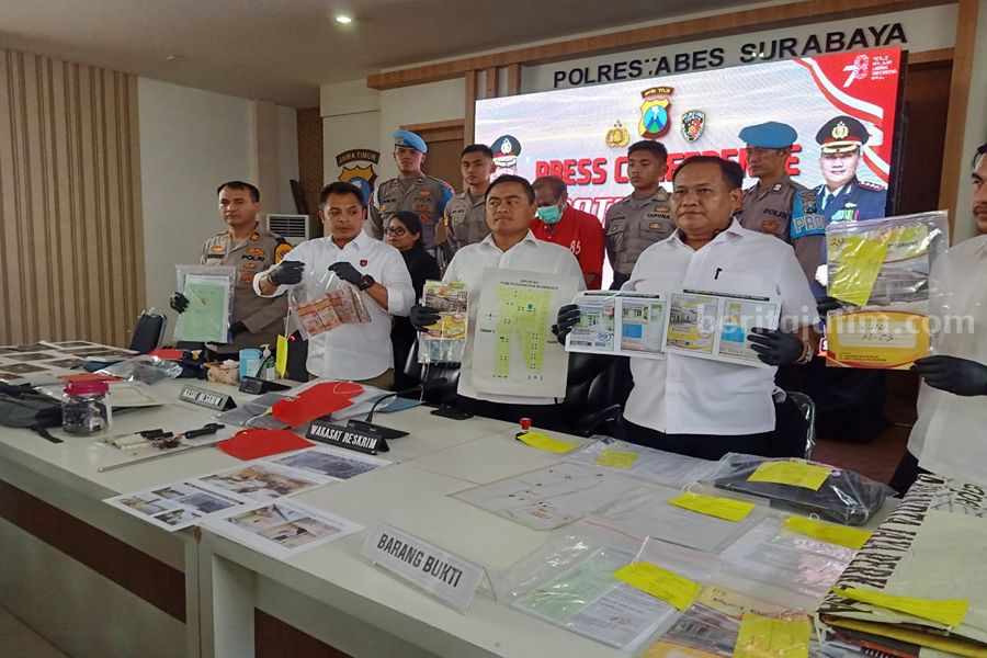 Tersangka NJ saat dirilis di Polrestabes Surabaya, Selasa (05/12/2023). (Foto/Anggadia).