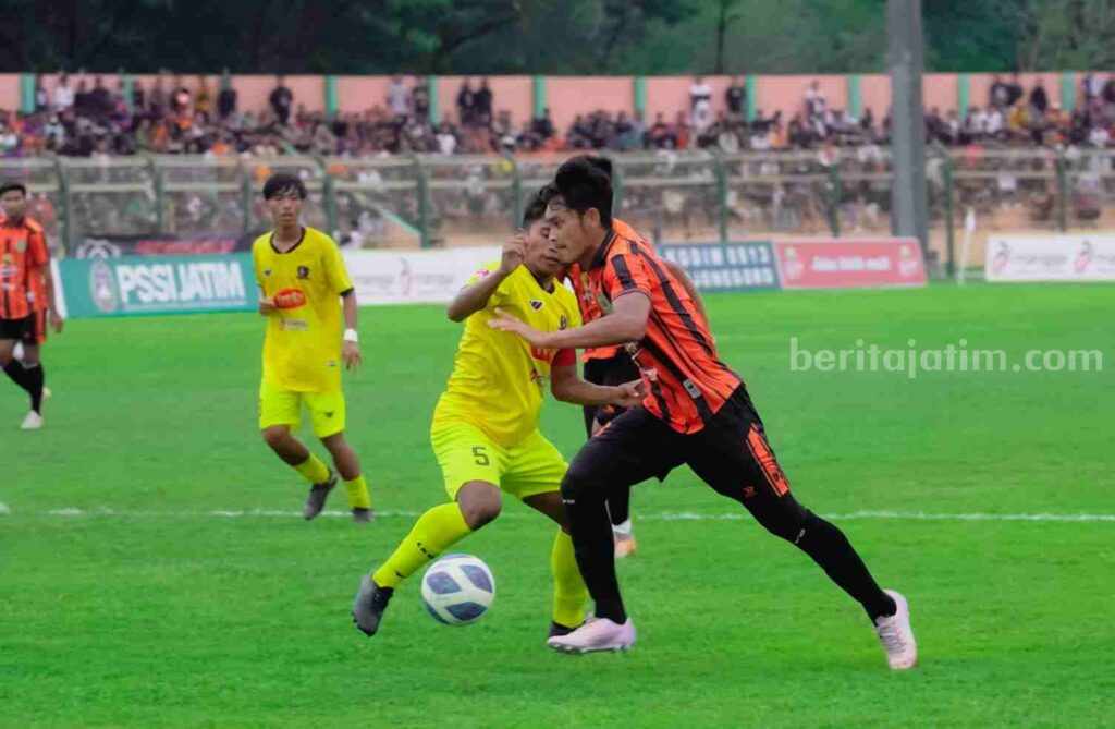 Persibo Bojonegoro saat melawan Inter Pemuda Kediri di Stadion Letjend H Soedirman Bojonegoro