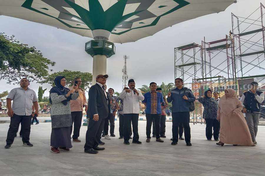 Sejumlah rombongan komisi X DPR RI saat berada di alun-alun Kota Pasuruan.
