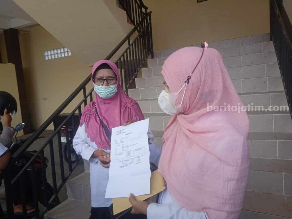 Para korban pelecehan oknum Kepsek usai mendatangi Mapolres Sampang (Foto: Zamachsari/beritajatim.com)