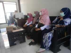 Para korban pelecehan oknum Kepsek usai mendatangi Mapolres Sampang (Foto: Zamachsari/beritajatim.com)