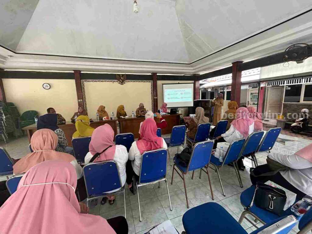 Para ibu hamil (bumil) mendengarkan paparan dari petugas Puskesmas