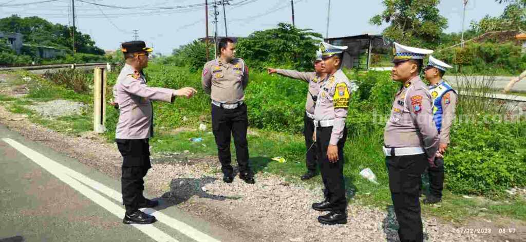 Satlantas Polresta Mojokerto melakukan pengecekan bersama Ditlantas Polda Jatim, Kamis (7/12/2023). [Foto : ist]