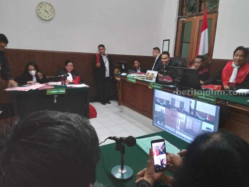 Persidangan tuntutan Terdakwa mucikari Baday Antariksa Indratra Tansyah.
