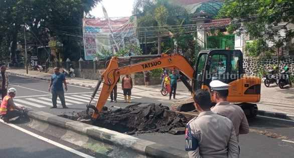 Jalan Bandung Kota Malang Mendadak Ambles malang