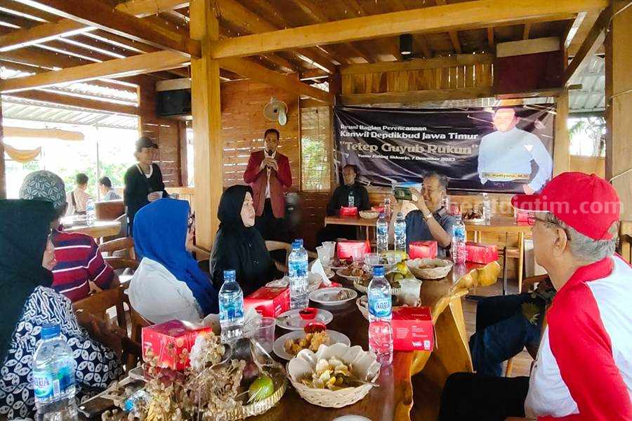 Begini Reuni Depdikbud Kanwil Jatim yang Sudah 20 Tahun Berpisah Dr. Hudiyono M.Si di acara reuni Bagian Perencanaan Kanwil Depdikbud Jawa Timur