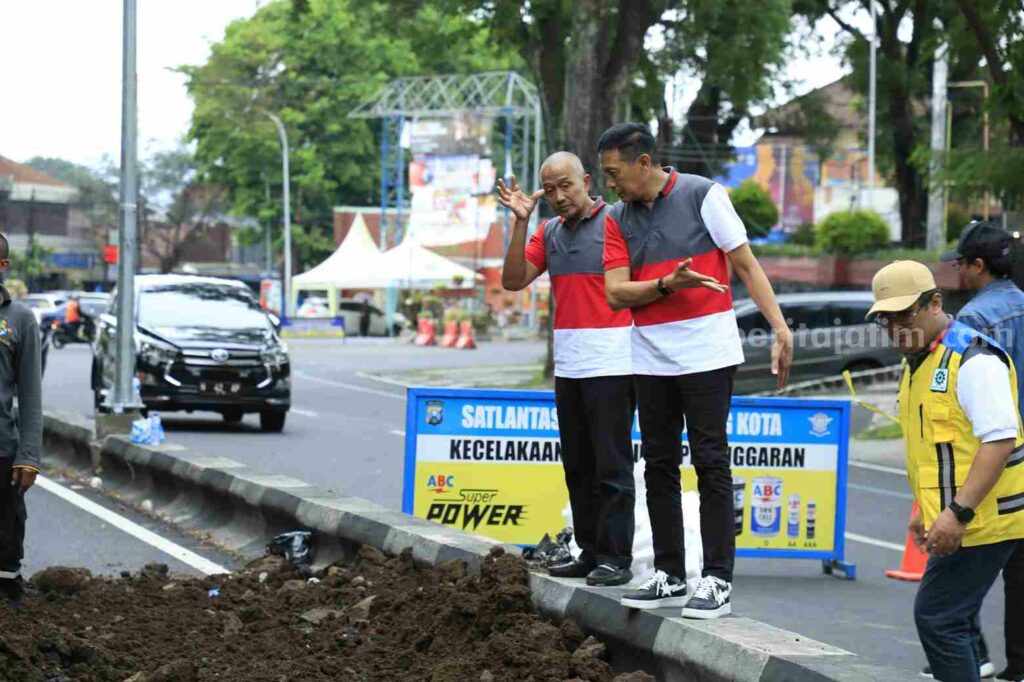 Jalan lubang di Jalan Bandung, Kota Malang.