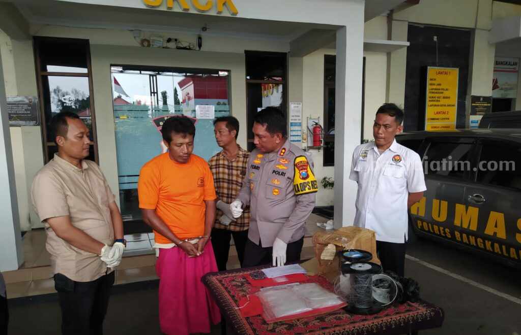 Kurir sabu satu kilo saat diperiksa Polisi Bangkalan (Foto: Zamachsari/beritajatim.com)