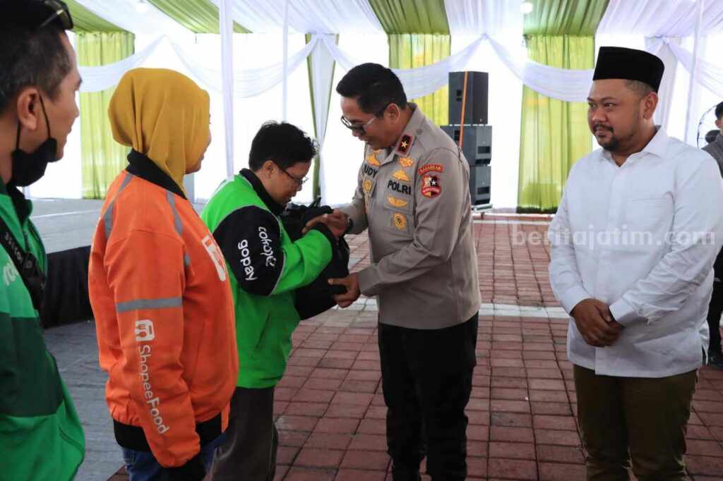Dir Bintibmas Korbinmas Baharkam Mabes Polri Brigjen Pol M.Rudy Syarifudin didampingi Bupati Fandi Akhmad Yani saat memberikan bantuan kepada ojek online