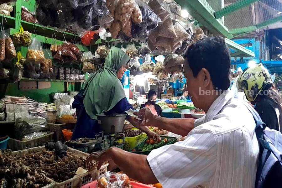 Harga Cabai dan Tomat di Probolinggo Meroket Salah satu pedagang di Pasar Besar Kota Probolinggo.