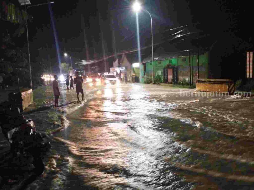 Kondisi banjir bandang di Desa/Kecamatan Ngraho Kabupaten Bojonegoro yang menggenangi jalan nasional jurusan Bojonegoro - Ngawi.