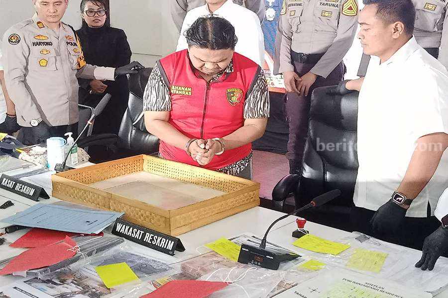 VJ (rompi merah) saat dirilis di Polrestabes Surabaya.