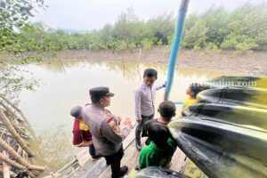 Kapolsek Benowo saat meninjau lokasi penemuan potongan payudara di Adventure Land Romokalisari, Benowo, Surabaya. (Foto/ist).