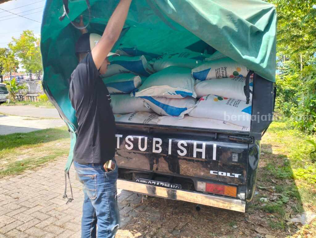 Pick-up pengangkut pupuk supsidi yang diamankan polisi (Foto: Zamachsari/beritajatim.com)