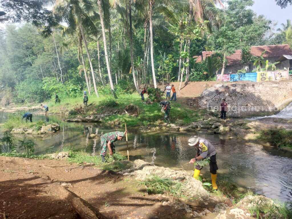 Antisipasi Bencana, Polres Malang Bersama TNI dan Warga Bersihkan Saluran Air Polsek Bantur bersama Koramil 0818/12 Bantur dan warga, mereka bergotong royong membersihkan aliran sungai di Desa Bantur, Kecamatan Bantur, Kabupaten Malang, Jumat (8/12/2023).