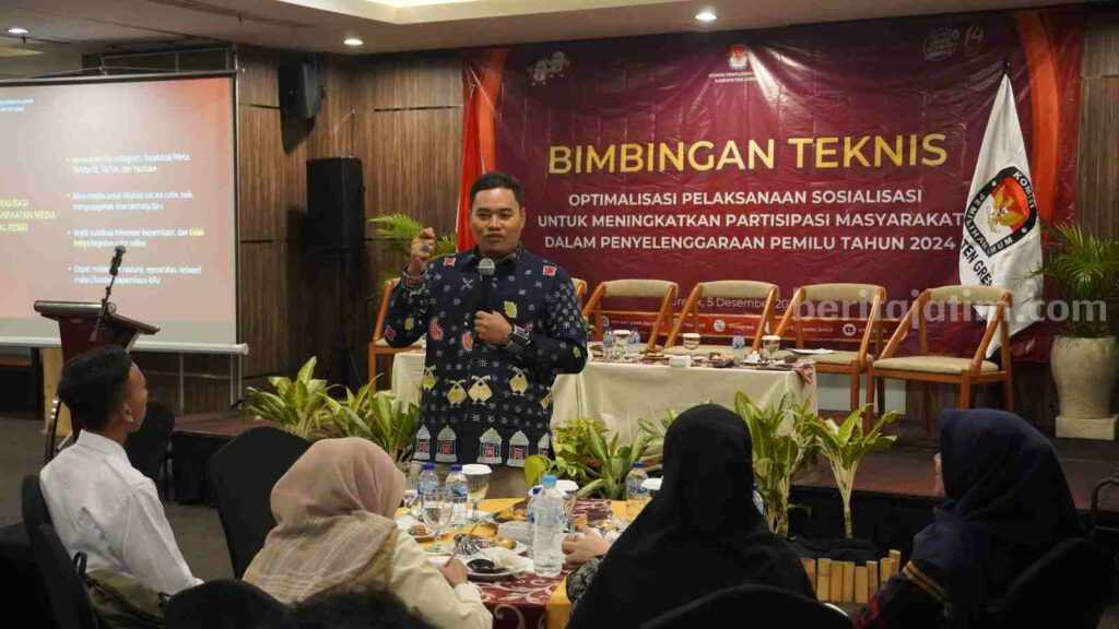 KPU Gresik Targetkan Partisipasi Pemilih Meningkat Salah satu komisioner KPU Gresik di suatu acara.