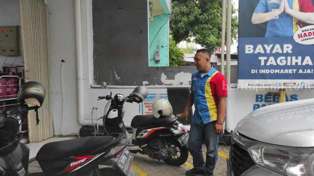 Kepala toko minimarket di Jalan Raden Wijaya menunjukkan lokasi pencurian motor milik karyawannya yang digondol komplotan maling bermobil. [Foto : ist]
