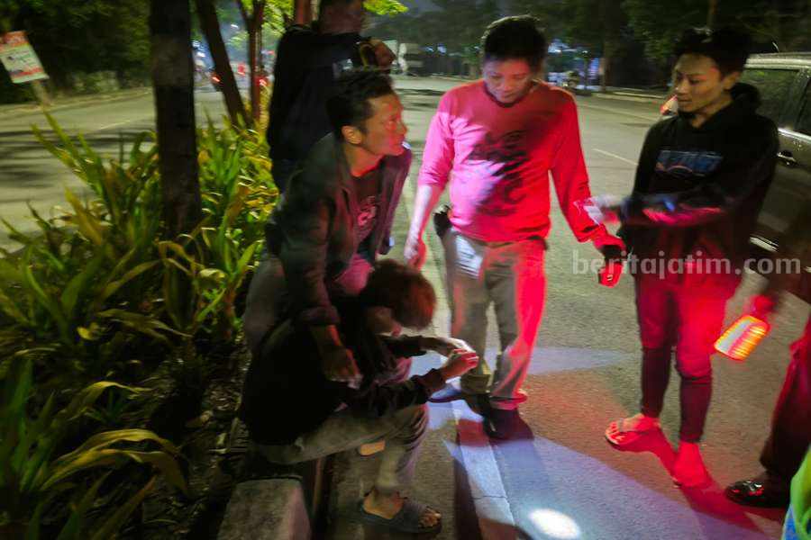 Dua pengendara yang ketahuan membawa sabu saat diinterograsi petugas kepolisian di pertigaan jalan Kendung, Sabtu (09/12/2023). (Foto/ist).