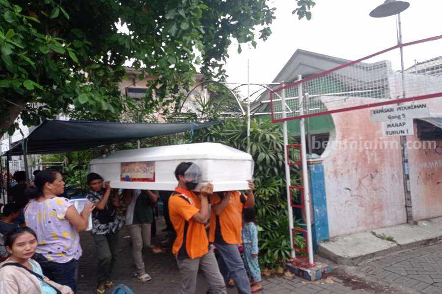 Jenazah AM saat akan dikuburkan. (Foto/ist).