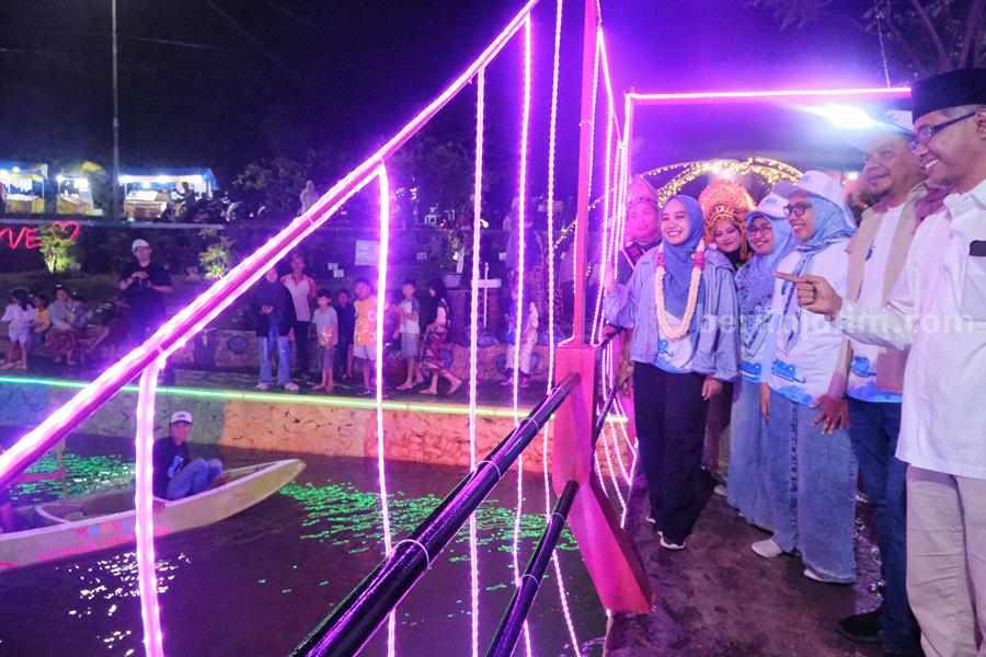 Ning Sasha menikmati indahnya Sido Resik Kanal Mobel Jabon