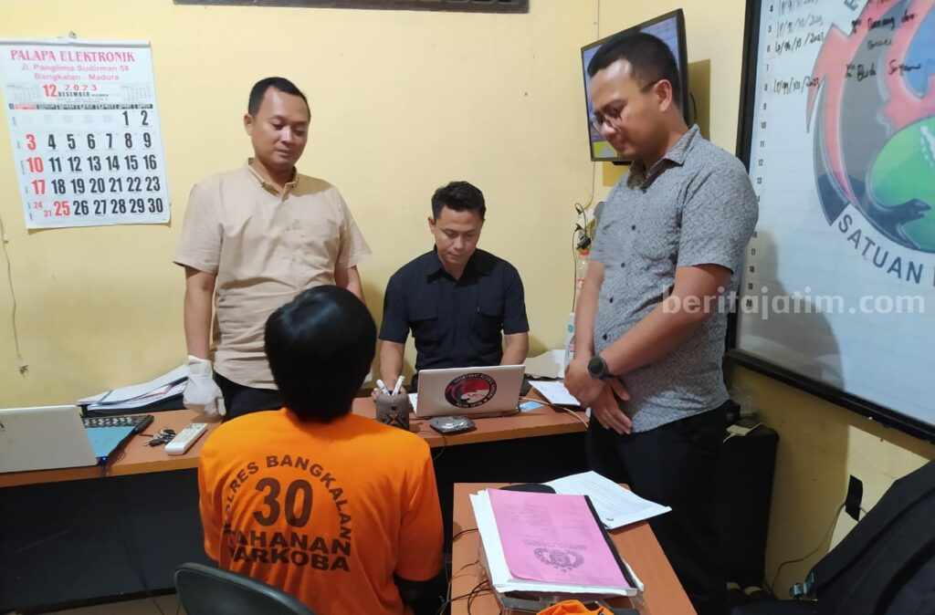 Simpan Sabu di Toples Biskuit, Pemuda Bangkalan Terciduk Pemuda simpan sabu di dalam toples saat dilakukan pemeriksaan di Polres Bangkalan (Foto: Zamachsari/beritajatim.com)